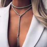 Gargantilla doble plateada con cadena de eslabones y dije rectangular colgante.