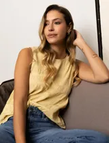 Blusa sin mangas plisada con cuello a la base, marca Zac & Rachel. Tiene una abertura en la espalda con un botón forrado.