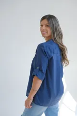 Blusa azul con bordado floral, cuello mao y mangas 3/4 con trabilla.
