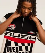 Camisa polo masculina de punto, corte boxy, con cuello con cremallera, manga corta y estampado estilo automovilismo con lettering.