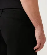 Bermuda masculina de sarga color rosado, con corte recto y bolsillos laterales.