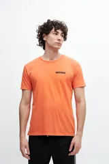 Remera de algodón naranja con logotipo en el pecho, de corte clásico y manga corta.