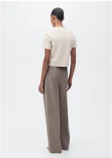 Camiseta color crema de corte recto, cuello redondo y manga corta. Confeccionada en tejido mezcla de poliéster, algodón y elastano.