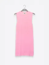 Vestido corto de punto color celeste, sin mangas y de corte ajustado.