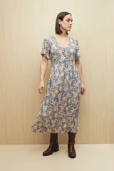 Vestido largo color verde oliva con estampado de hojas rosas, escote en V, botones al frente, mangas cortas y falda con leve vuelo.