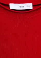 Remera de punto fino color rojo, sin mangas y con cuello redondo.