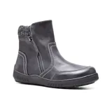 Bota corta color beige, con cierre lateral y detalle de tejido de punto en el tobillo.