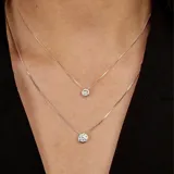 Conjunto de plata 925 con dije de circonia redonda engarzada. Incluye cadena de 45cm con alargue de 5cm y dije de 0,8cm de diámetro.