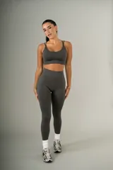 Conjunto deportivo gris compuesto por un top con tirantes finos y calzas de cintura alta.