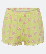 Pijama corto de algodón con blusa blanca de cuello V con botones y mangas cortas onduladas, y short amarillo con estampado de corazones y cintura elástica.