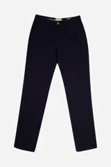 Pantalón de vestir azul marino, de corte recto, con bolsillos laterales y traseros. Se ajusta a la cintura con cinturón de cuero marrón.