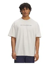 Remera blanca de corte oversize con logo Under Armour Athletics estampado en el pecho.