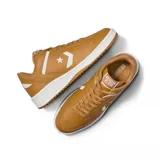Championes Converse Weapon color beige con detalles en blanco.
