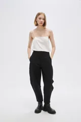 Pantalón blanco de poliéster, corte ancho, tiro alto y bolsillos laterales.