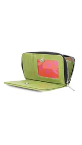 Billetera mediana negra con cierre alrededor y detalles en verde flúor. Interior con visor, tarjeteros y bolsillos. Compartimento posterior con cierre metálico, incluye bolsillos y monedero con cierre.
