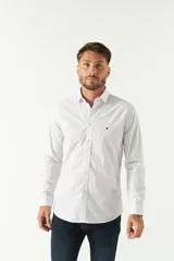 Camisa celeste a cuadros, de corte slim fit, manga larga y logo bordado. Confeccionada en 100% algodón.