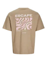 Remera color arena de manga corta y cuello redondo. Estampado en la espalda con la palabra 'ESCAPE' y un diseño abstracto en tonos rosa y blanco.