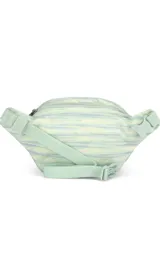 Riñonera JanSport Fifth Avenue negra con estampado de rayos blancos.