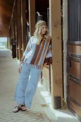 Pantalón de jean celeste de corte ancho, con cintura elástica en la parte trasera y detalles de costuras en los laterales.