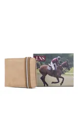 Billetera color beige de símil cuero con galón elastizado marrón y blanco. Interior con doble compartimento para billetes, visor y tarjeteros.