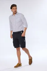 Bermuda cargo azul marino con cinto, confeccionada en 98% algodón y 2% spandex. Presenta bolsillos laterales tipo cargo con solapa y botón.