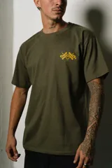 Remera verde oliva de corte regular fit, confeccionada en jersey de algodón. Presenta un pequeño logo bordado en el pecho y un estampado grande con el nombre de la marca en la espalda, ambos en color amarillo.
