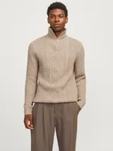 Sweater de punto color beige con cuello alto y cierre de cremallera parcial.