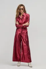 Pantalón culotte de lino color cereza metalizado, de tiro alto, corte ancho, con bolsillos laterales y cierre frontal.