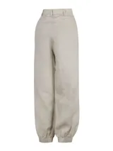 Pantalón de lino color beige, tiro alto, corte ancho, con bolsillos laterales y elástico en los tobillos.