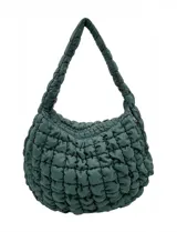 Bolso de hombro acolchado color verde oscuro, con diseño capitoné de rombos y cierre superior con cremallera.