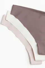 Pack de tres bombachas colaless de microfibra en color lila, blanco y gris. Modelo de tiro bajo con cintura en V y refuerzo interior. Ribetes cortados por láser para una sensación suave y mínima visibilidad abajo de la ropa.