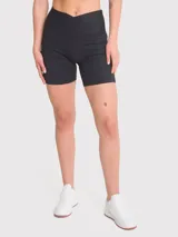 Calza biker negra de tiro alto con pretina en V y bandas de silicona en el interior para mayor sujeción.