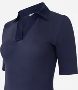 Vestido midi con corte godê, confeccionado en rib de viscosa en la parte superior y tricolina de algodón en la falda. Presenta cuello polo y mangas cortas.