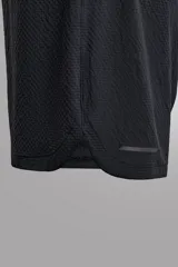 Shorts deportivos negros de tejido técnico elástico con estructura perforada. Cintura elástica ajustable con cordón interior, tres compartimentos de fácil acceso y bolsillo trasero de seguridad con cierre de cremallera. Bajo con aberturas laterales. Zara Athleticz.
