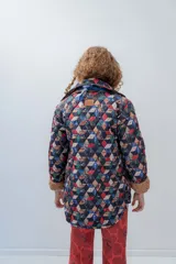 Campera capitoneada con estampado patchwork multicolor, forrada en corderito y con tela a prueba de agua.