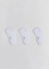Kit de tres pares de medias soquetes blancas de algodón elastizado.