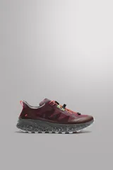 Zapatilla deportiva para carreras de montaña, color borgoña, con detalles en naranja y verde. Parte superior fabricada en tejido de punto transpirable. Zona de puntera y talón recubiertas de material Shield Protect Max que protege de la abrasión. Ajuste de los cordones mediante pieza técnica. Tirador en la parte posterior para facilitar el calce. Plantilla interior OrthoLite® extraíble. Suela con tecnología Spume Foam que garantiza ligereza y confort. Drop 7mm. Zara Athleticz.