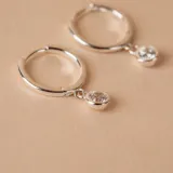 Aros tipo argolla de plata 925 con dije colgante de circonia engarzada.