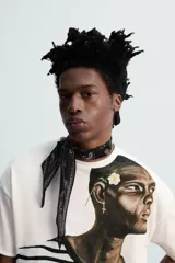 Pañuelo bandana triangular negro con estampado de cachemir en blanco.