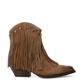 Botas de caña corta estilo western, confeccionadas en gamuza color marrón. Presentan flecos largos laterales, detalle de tachas metálicas en la parte superior y puntera ligeramente desgastada.