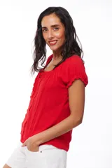 Blusa roja de mangas cortas con escote cuadrado y detalle de encaje en el frente.