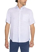 Camisa de manga corta blanca con textura multicolor, confeccionada en lino orgánico y tencel. Tiene bolsillo en el pecho con botón.