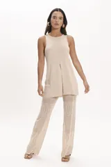 Pantalón palazzo de punto calado negro, con cintura elástica y corte acampanado.