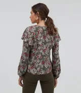 Blusa de manga larga con estampado floral y volados.
