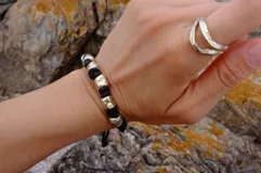 Anillo abierto de bronce con diseño de doble banda.