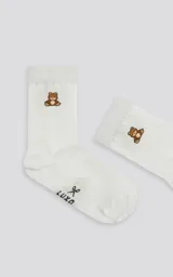 Medias blancas con puño acanalado y diseño bordado de un oso de peluche.
