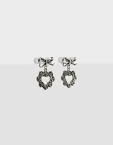 Aros colgantes plateados con pasante de moño y dije de corazón con flores.
