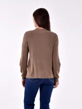 Sweater de punto color borgoña, con cuello alto y mangas largas.