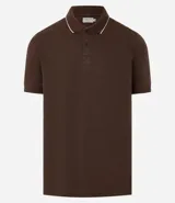 Chomba de piqué color marrón con cuello polo, tapeta de tres botones y mangas cortas.