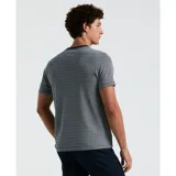 Remera gris con rayas horizontales finas en jacquard, cuello redondo con ribete azul marino y logo de pingüino bordado en el pecho.